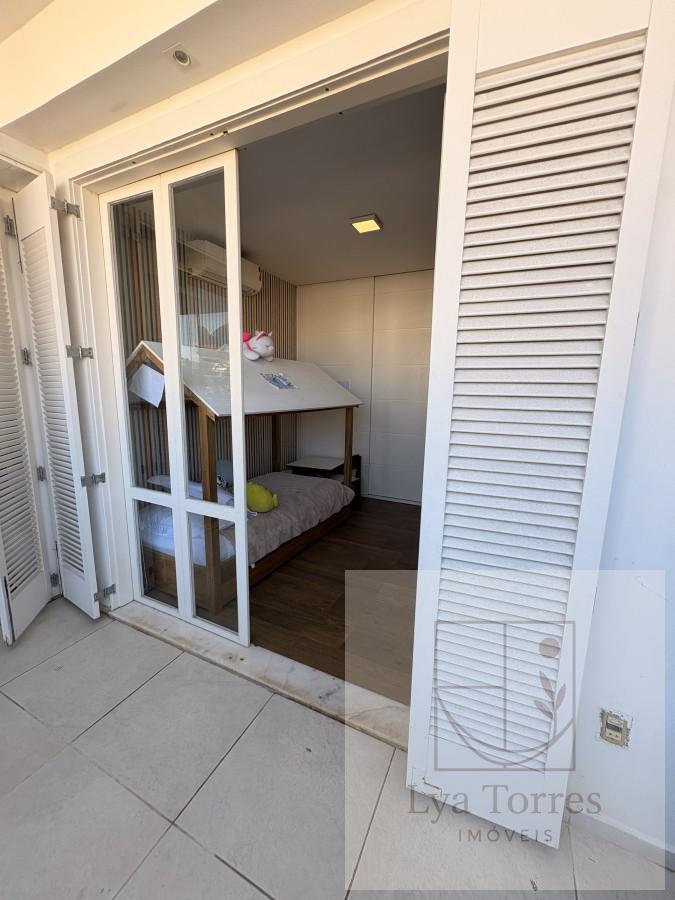 Cobertura de 3 quartos no Leblon