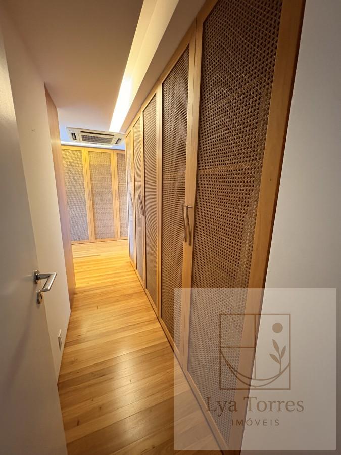 Cobertura de 3 quartos no Leblon