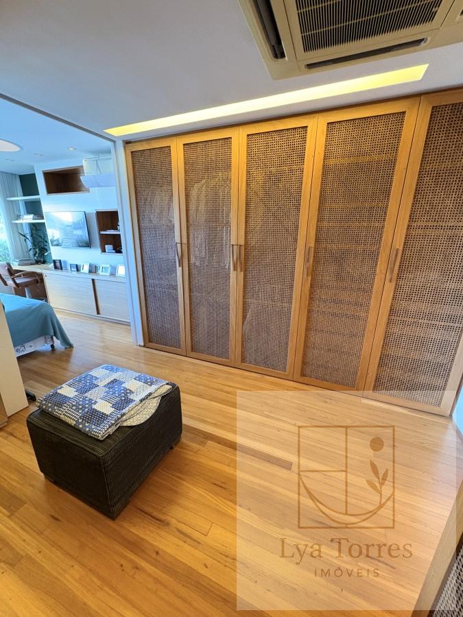 Cobertura de 3 quartos no Leblon