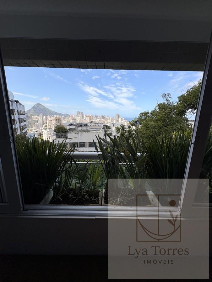 Cobertura de 3 quartos no Leblon