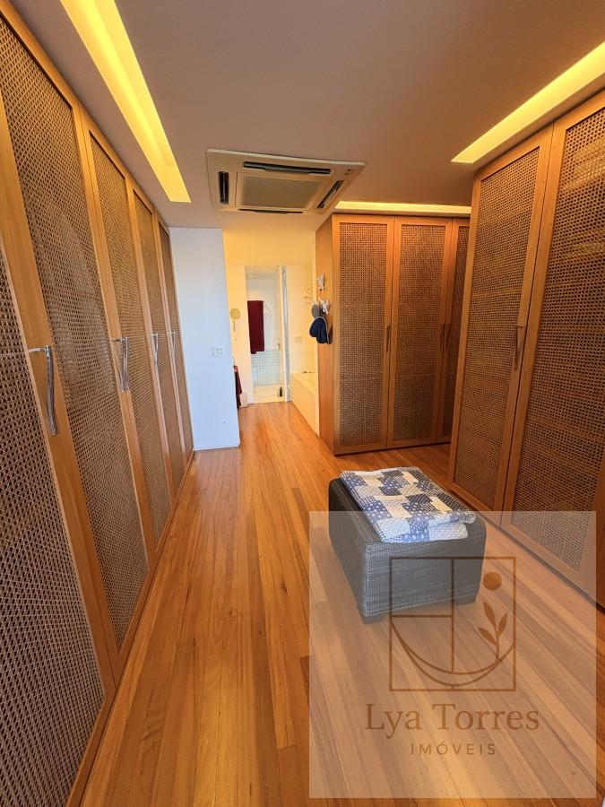 Cobertura de 3 quartos no Leblon