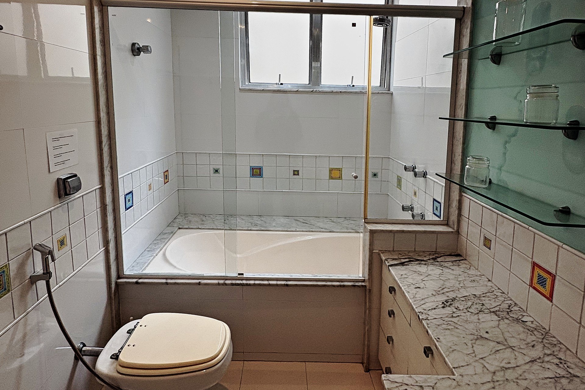 Apartamento de 4 quartos e 3 vagas a uma quadra da praia de Ipanema